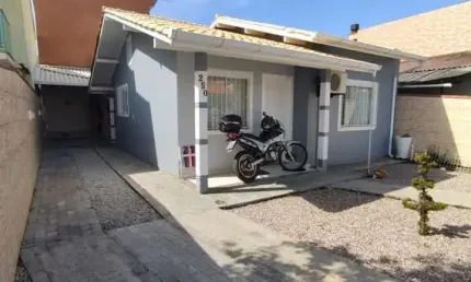 Linda casa a venda de 02 Dormitórios com cozinha planejada no bairro São Sebastião em Palhoça-SC