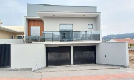 Casa a venda de 3 Suítes com piscina e 02 vagas de garagem no Loteamento Vale Verde -Palhoça-SC
