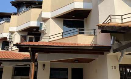 Sobrado triplex a venda todo mobiliado com 02 Suítes na Cachoeira do Bom Jesus em Florianópolis-SC