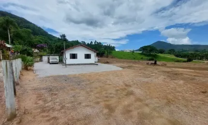 Casa  de 03 dormitórios com terreno de 4 mil metros em Biguaçu/Sc