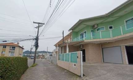 Casa a venda de 03 Dormitórios sendo 01 Suíte mobiliada a venda na Fazenda Santo Antônio-São José-SC