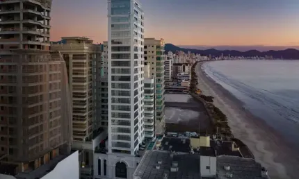 Apartamento de altíssimo padrão com 4 suítes sendo uma máster em Meia Praia - Itapema - SC