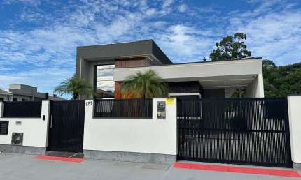 Casa moderna com 3 quartos, quintal amplo e sistema solar - Altos de Potecas, São José/SC