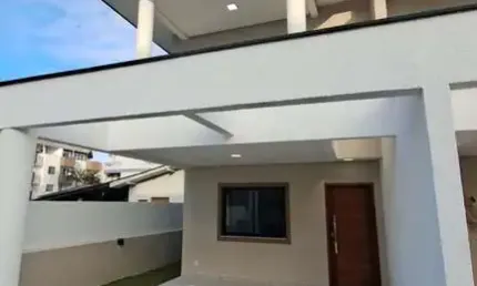Sobrado a venda de 03 Dormitórios com 02 vagas de garagem no bairro Canasvieiras - Florianópolis-SC