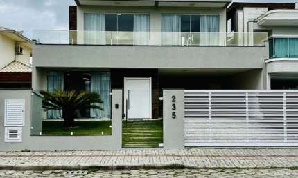 Casa com 02 pavimentos, 03 quartos mobiliada com espaço gourmet