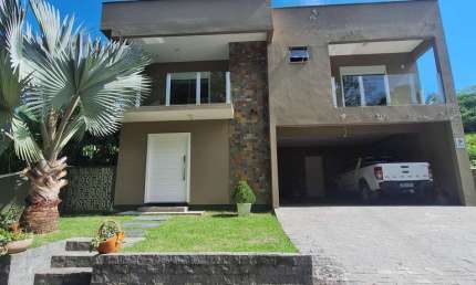 Casa com piscina e móveis planejados, 3 quartos sendo 1 suíte no condomínio Altos de São José - SC