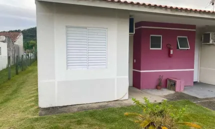 Casa geminada a venda de 02 dormitórios em condomínio fechado no bairro Vale Verde em Palhoça-SC