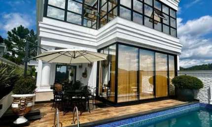 Casa de luxo com 4 suítes, elevador e espaço gourmet em condomínio fechado em Balneário Camboriú/SC