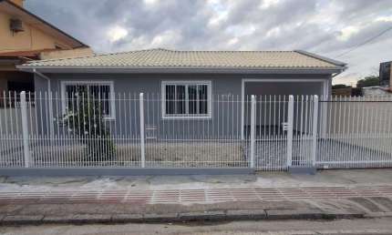 Casa térrea com 3 quartos, edícula, piscina e amplo pátio para locação - Ipiranga - São José/SC