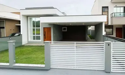 Casa nova de alto padrão com 3 quartos, área gourmet e pé-direito duplo em forquilhas - são josé/sc