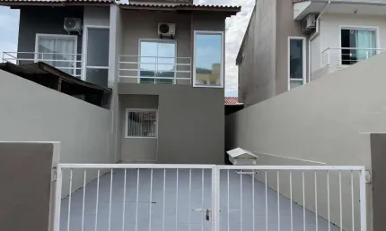 Sobrado com 2 dormitórios no bairro Ipiranga, São José-SC