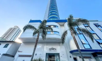 Apartamento mobiliado com 3 dormitórios e vista mar a 400m da praia - centro de balneário camboriú/s