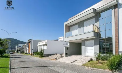 Belíssima casa reformada em condomínio fechado em Biguaçu. Com 03 dormitórios, s
