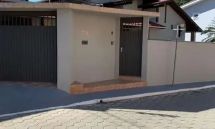 Ampla e equipada casa com 05 dormitórios sendo 03 suítes na Barra da lagoa, espa