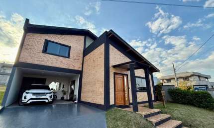 Casa em Condomínio para alugar, 233.74 m2 por R$12000.00  - Jardim Carvalho - Ponta Grossa/PR