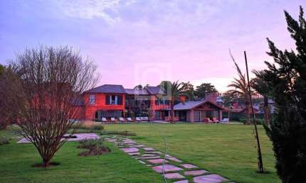 Casa de 7.500m² com Arquitetura Exclusiva e Ambiente Natural à Venda na Fazenda Boa Vista
