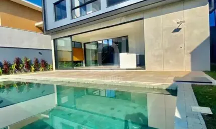 Casa sobrado com 4 suítes e piscina no Condomínio Alphaville Nova Esplanada 4 Votorantim.