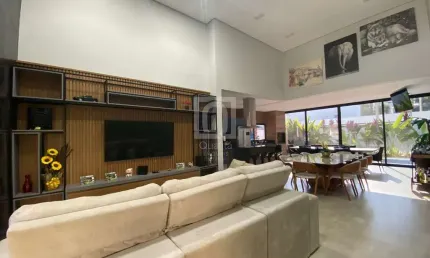 Casa térrea com pé direito alto à venda no condomínio sunset