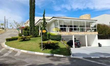 Casa com 04 suítes, com planejados, área gourmet, 6 vagas
