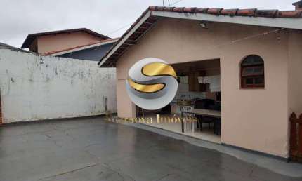 Casa isolada com quintal, grande potencial com espaços amplos