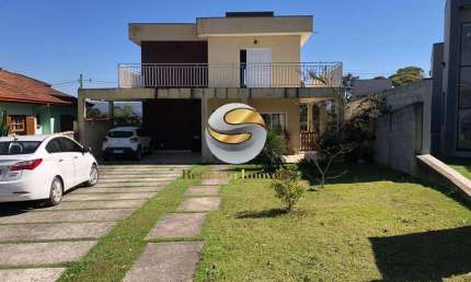 Casa com 03 suítes cercada de verde, piscina, 6 vagas..
