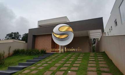 Casa totalmente térrea com 03 suítes, 01 master, área verde, 6 vagas..