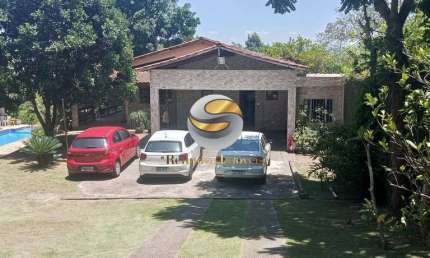 Casa totalmente TÉRREA, com piscina, churrasqueira e amplo terreno.