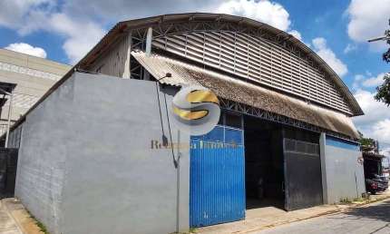 GALPÃO EM POLO INDUSTRIAL. 1.600m² DE CONSTRUÇÃO. 2 DOCAS