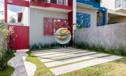 Casa com 03 dormitórios, em condomínio com quintal.