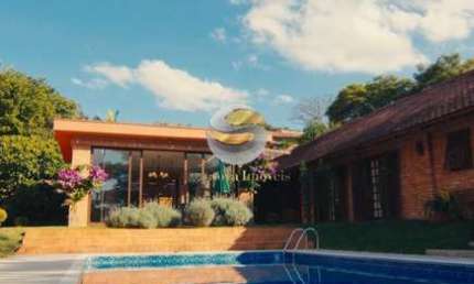 CASA TÉRREA ESTILO NORMANDO, 4 SUÍTES, TERRENO 1.107m², COND. NA GRANJA