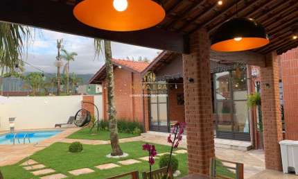 CASA COM PISCINA !!! OPORTUNIDADE SENDO 3DORMT 1SUITE, PERTO DA PRAIA.