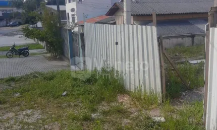 Excelente oportunidade para adquirir um terreno espaçoso, localizado no bairro alto, em curitiba.