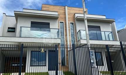 Sorado possui vaga de garagem próximo a mercados e comércios sobrados localizados no atuba Curitiba