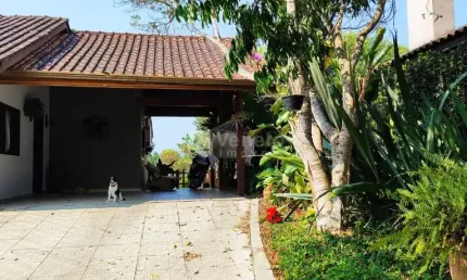 Se você busca conforto, lazer e uma vista privilegiada, essa casa é perfeita para você! Localizada em um amplo terreno de 1.000m², a propriedade oferece **espaços aconchegantes e bem planejados**, alé
