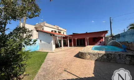 Casa MOBILIADA com piscina no bairro Tupy, a 900 metros da praia!
