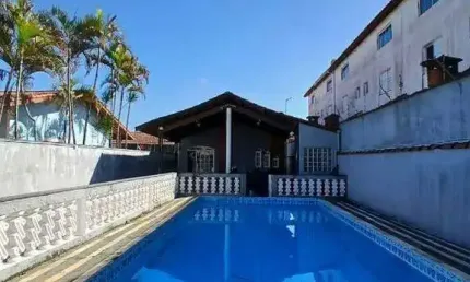 Casa a venda com 2 quartos com suite com piscina a 100 metros do mar.