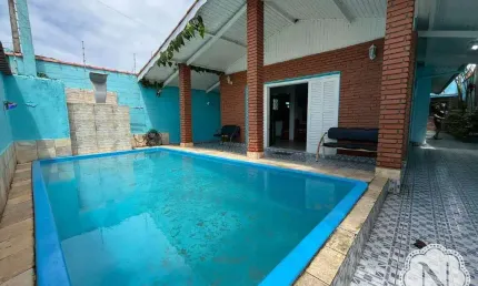 Casa com piscina a 400 metros da praia no bairro Bopiranga