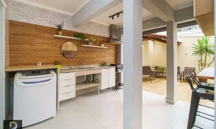 Sobrado recentemente reformado.e decorado com  3 suítes e sacada grande na vila mazei