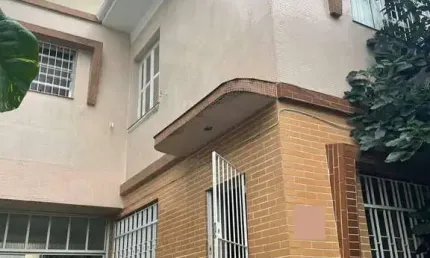 Oportunidade para você que busca um sobrado amplo na Vila Mariana com 4 dormitórios, 6 vagas de garagem.  A 800 metros do metrô Ana Rosa.