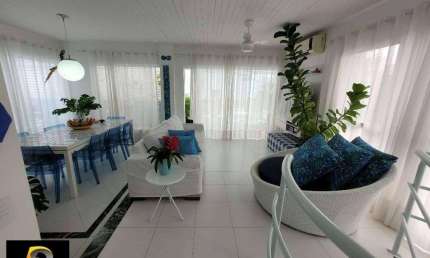 Olha que achado no Guarujá! Cobertura Duplex toda mobiliada na Praia das Pitangueiras, a apenas 200 metros do mar.