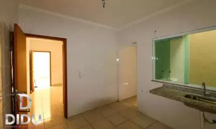 Imóvel aconchegante à venda com 2 quartos, sendo 2 suítes, e 2 banheiros no total 1 vaga de garagem.