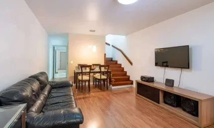 Venha conhecer esta encantadora casa localizada no coração do Jardim Santos Dumont com 3 dormitórios, 1 suíte, churrasqueira e 2 vagas.