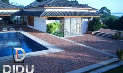 Já imaginou morar em uma casa em meio à natureza, com uma vista de tirar o fôlego e até mesmo um heliponto? Serra da Cantareira
