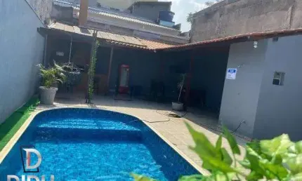 Sobrado amplo e aconchegante na chácara mafalda, com 3 suítes, 5 vagas, área de lazer com piscina e churrasqueira.