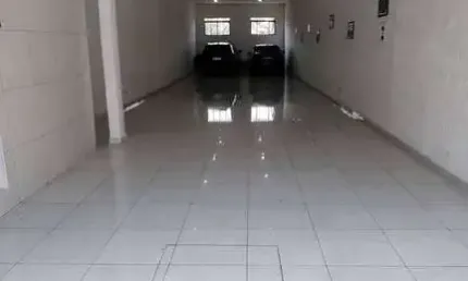 Sobrado para venda com 280 m² de construção no Jardim Utinga em Santo André, possui amplo salão e 10 vagas de garagem.