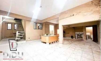Casa à venda, com 6 quartos 3 suítes 5 vagas, 304m² de construção e 250 m² de terreno.