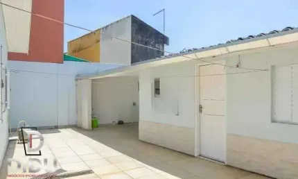 Casa térrea para venda no Centro de São Bernardo do Campo com 256 m², 3 dormitórios, 3 suítes, quintal com edícula e 3 vagas de garagem.