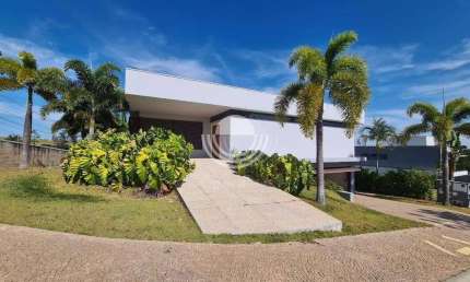 Casa com fino acabamento e planta diferenciada à Venda no Condomínio Montblanc em Campinas