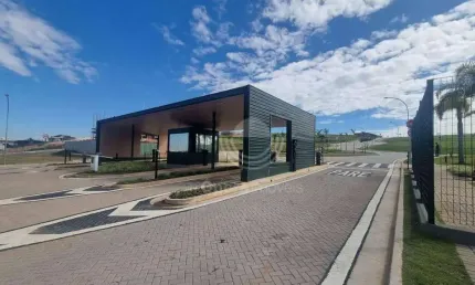 Terreno à venda no condomínio vista campinas. pequeno aclive na parte alta do condomínio.