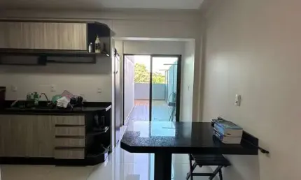 Lindo apartamento no centro próximo a Prefeitura com 2 suítes e um lavabo.